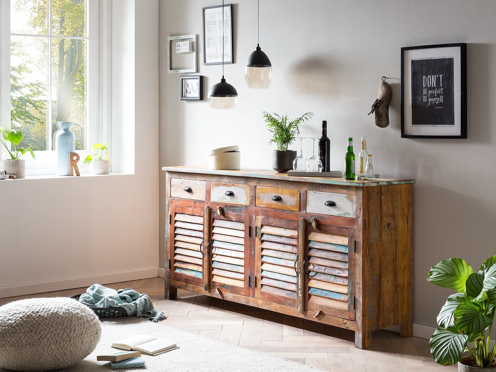 Großes Sideboard aus recyceltem Altholz mit Lamellenfronten und farbigen Details im wohnlichen Vintage-Stil