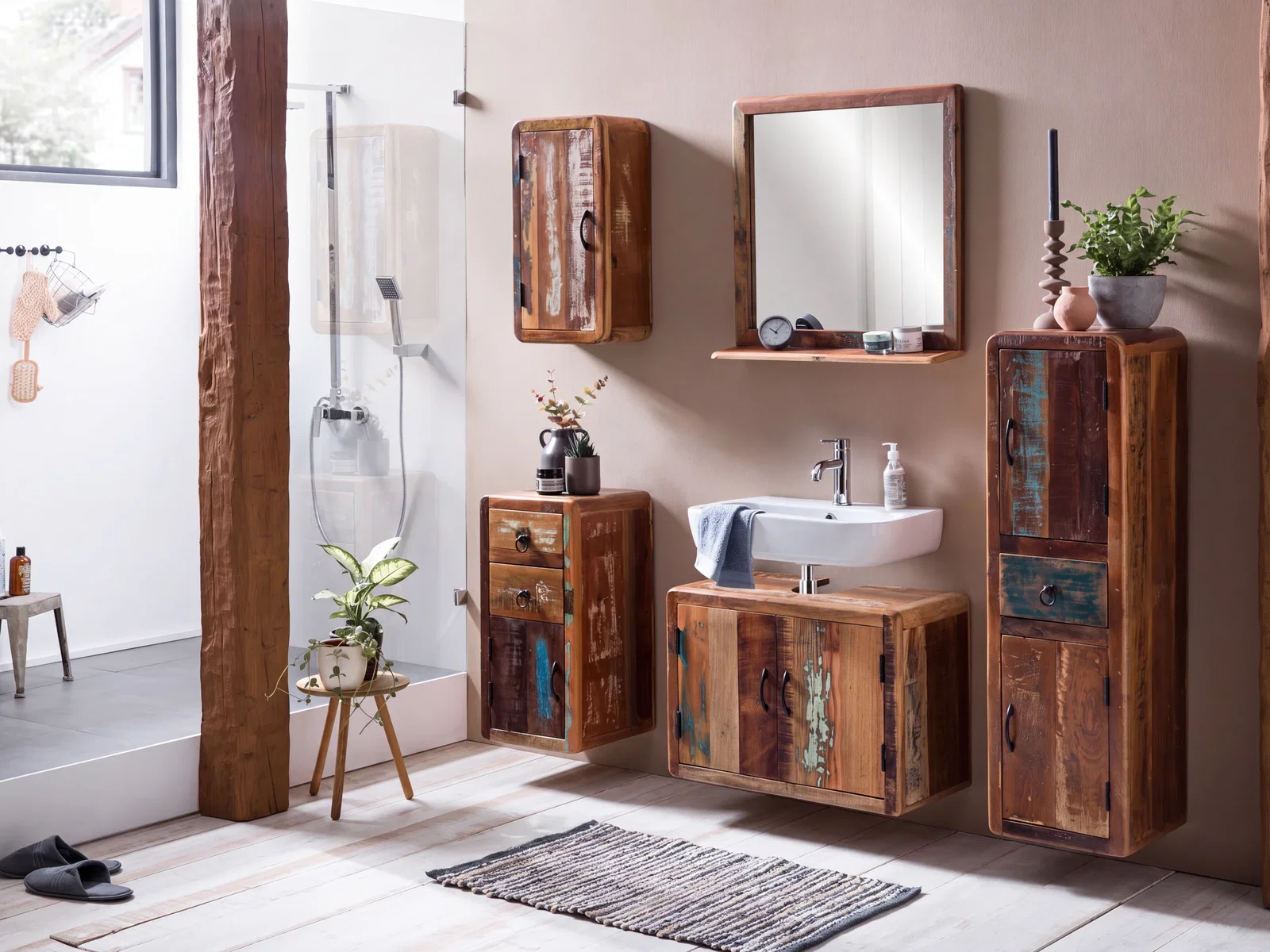 Hängendes Badmöbel-Set aus recyceltem Altholz mit Waschtischunterschrank, Hochschrank und Spiegel