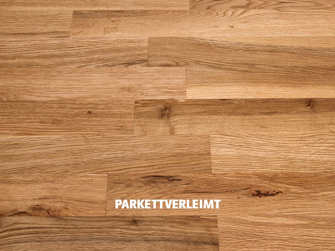 Parkettverleimung: Nahaufnahme mehrerer Holzlamellen und Klebstoff auf Untergrund, verschiedene Holzmaserungen in warmen Tönen