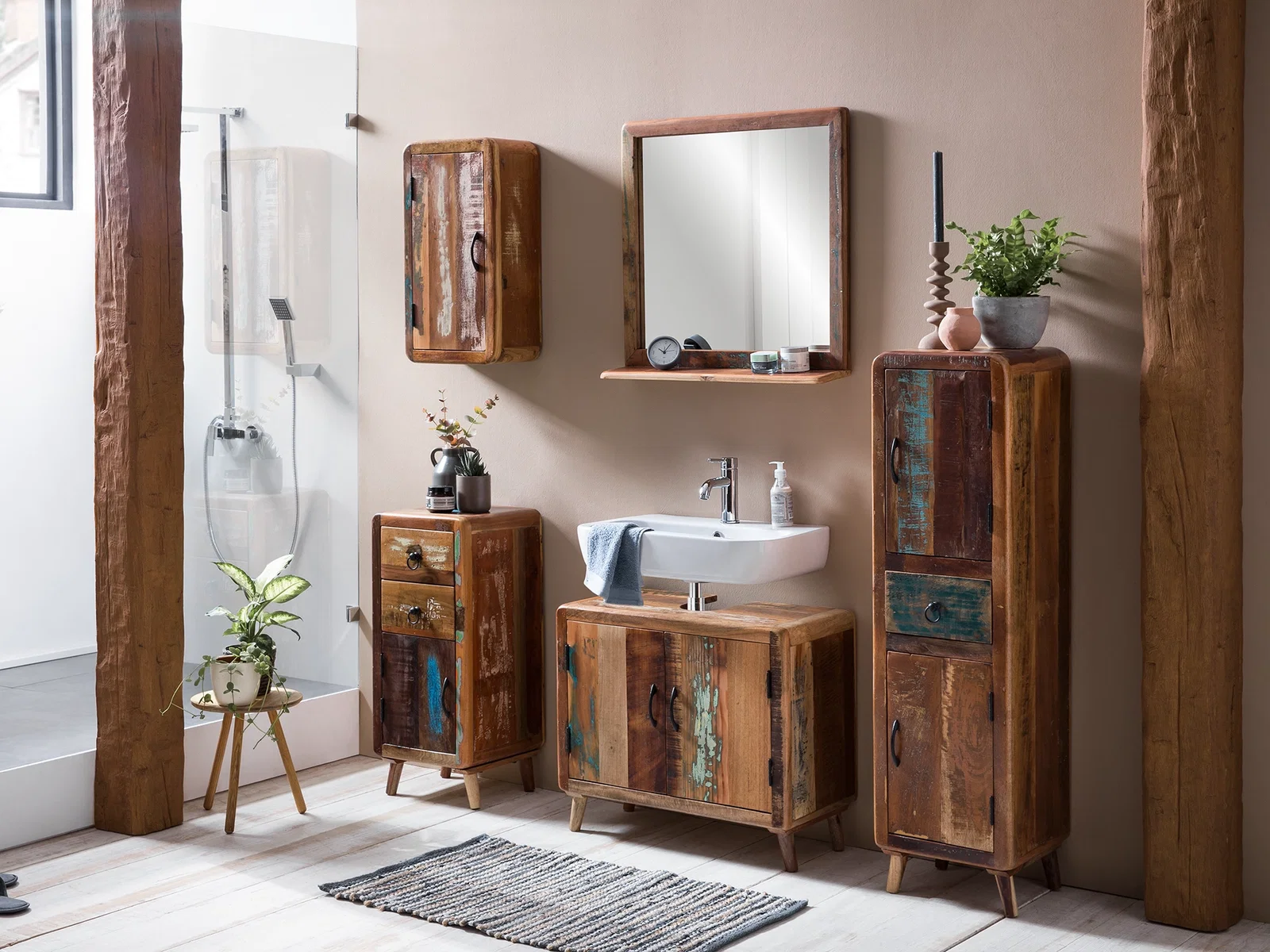 Badmöbel-Set aus recyceltem Altholz in stehender Ausführung mit Waschtischunterschrank, Hochschrank und Spiegel