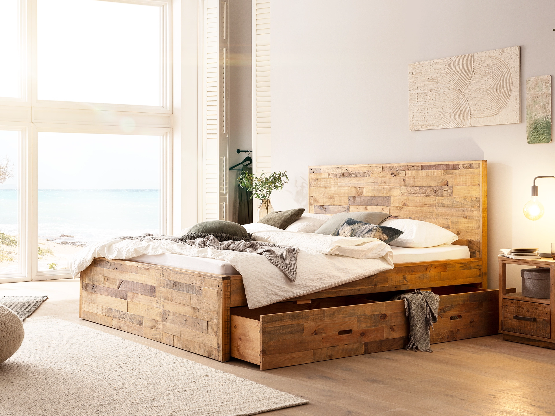 Ambienteaufnahme des Möbelstücks 'Mayari' in heller Holzoptik, minimalistisches skandinavisches Design im hellen Wohnraum