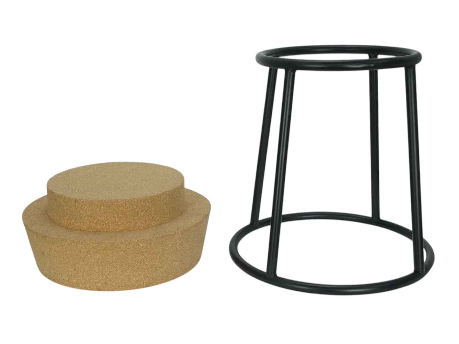 Hocker Corko Freisteller in 45°-Ansicht: brauner Kork-Sitz auf schwarzem Metallgestell, Korkhocker 40×40×50 cm, modernes Sitzmöbel