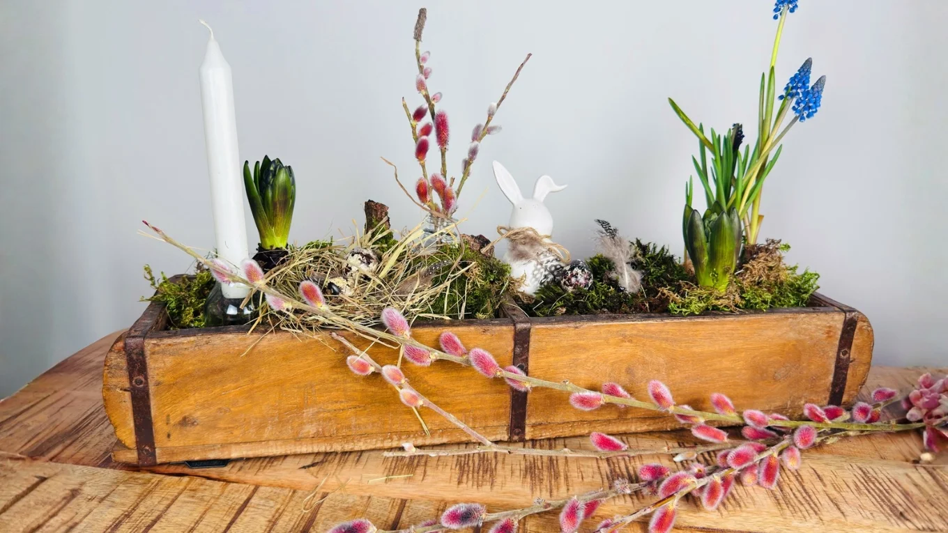 Frühlingshaftes Osterbanner mit rosa Hintergrund, Ostereiern, Tulpen und Textmotiv in sanfter, freundlicher Stimmung