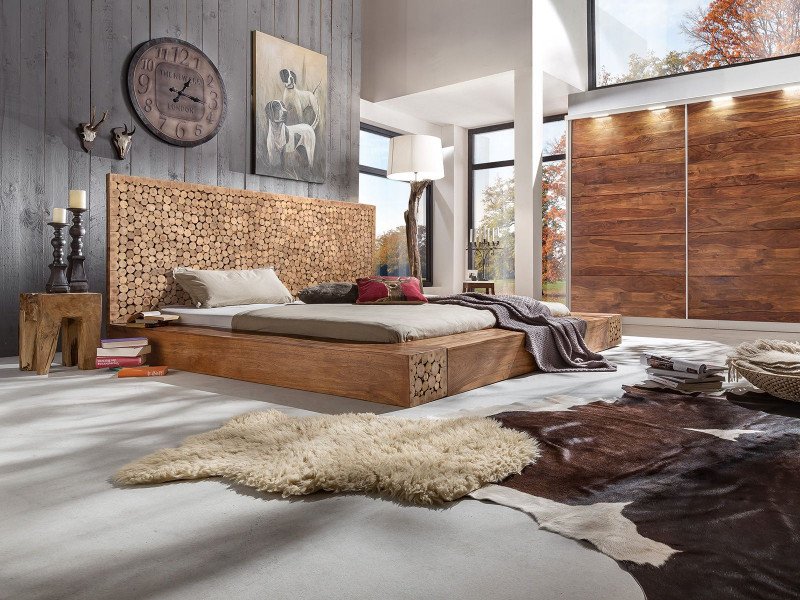 Chalet-Ambiente: rustikaler Holz-Esstisch mit Stühlen in gemütlichem Alpenstil, warme Holztöne, kuschelige Dekoration und natürliche Beleuchtung