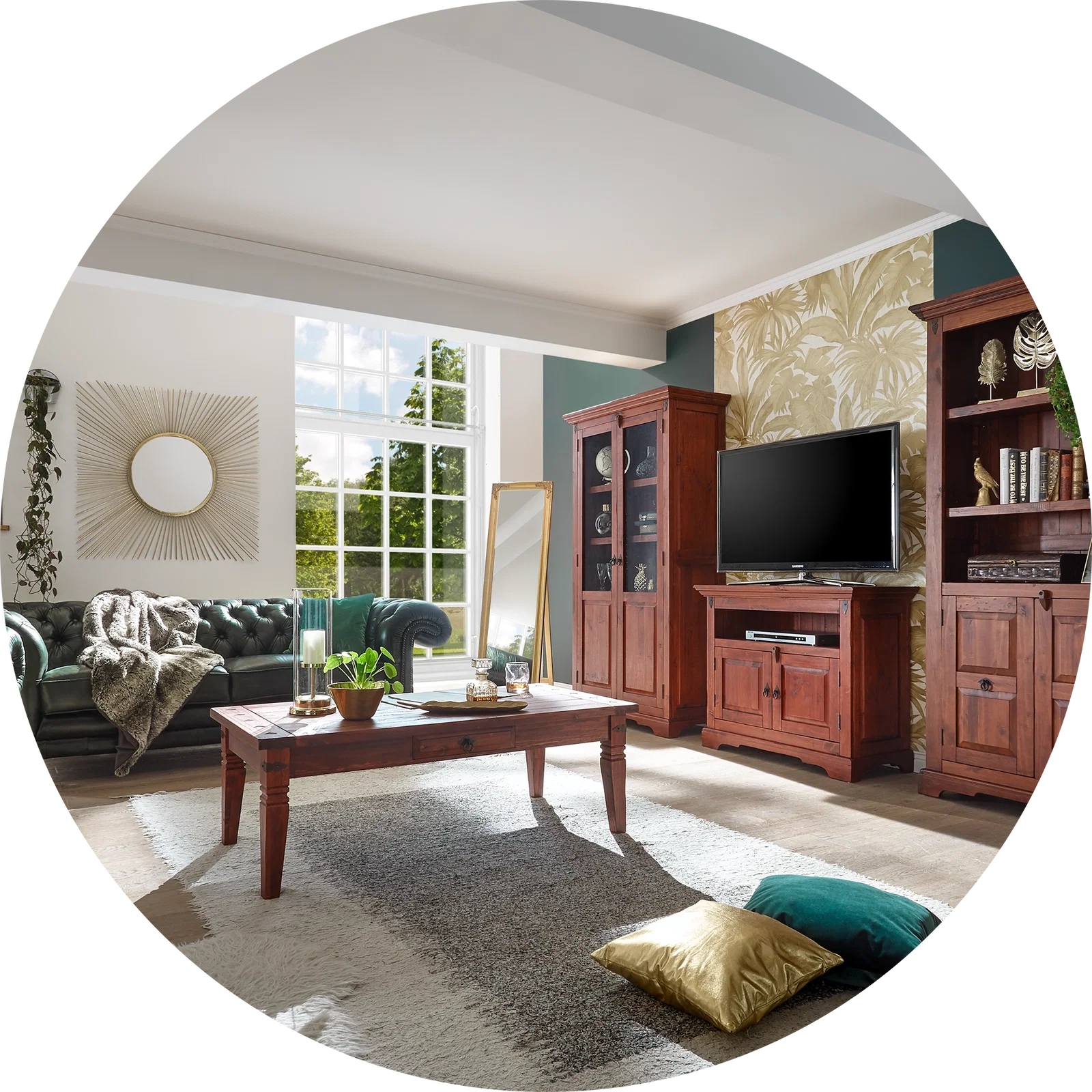 Wohnstil Kolonialgrün: elegantes Interieur mit dunklen Holzmöbeln, tiefgrünen Wänden und üppigen Zimmerpflanzen.