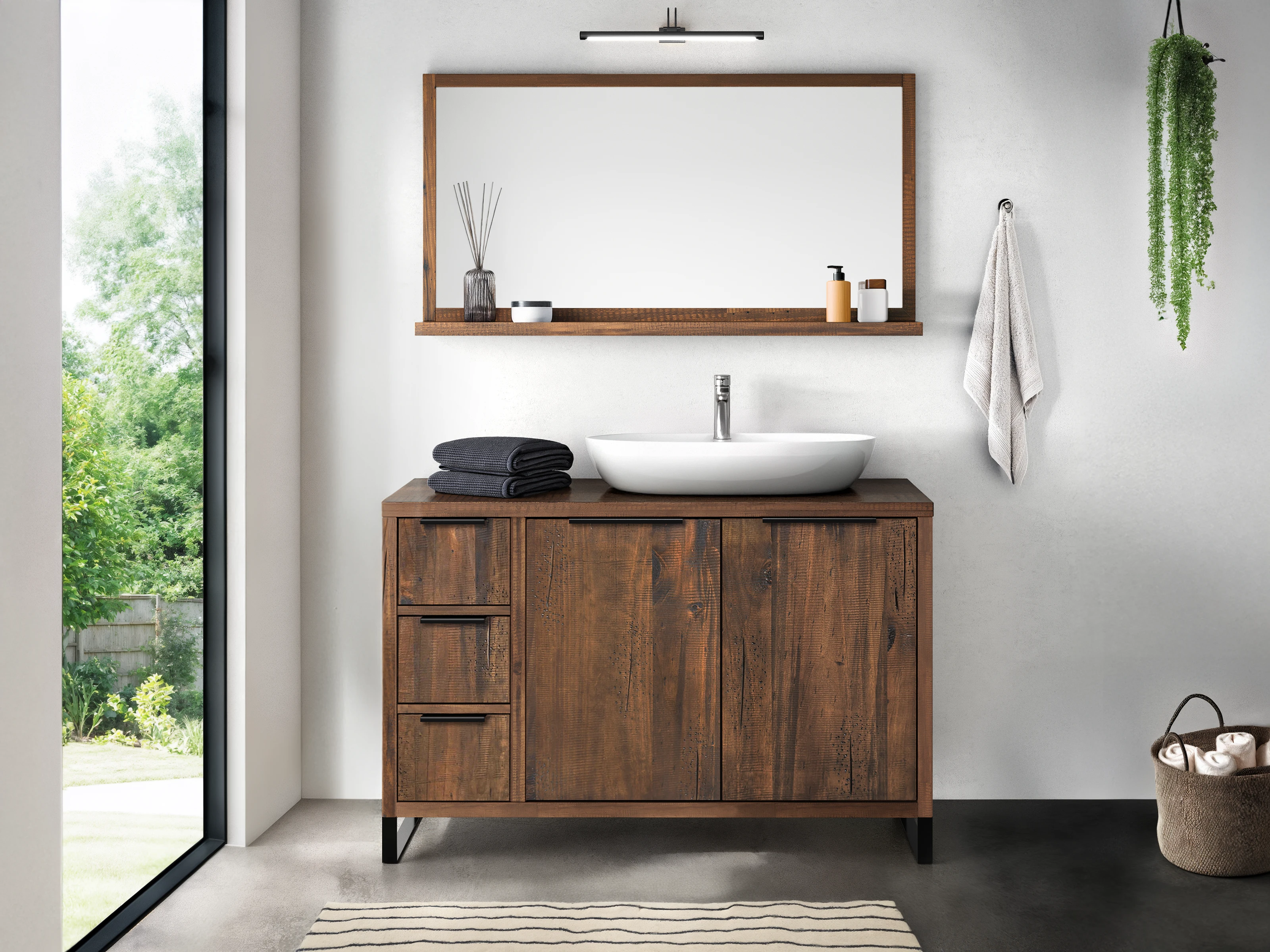 Waschtisch Sydney Pinie 105cm Badset Sydney 2tlg. klein Pinie dunkel – Wohnbeispiel in Frontansicht: lackiertes Pinie-Badmöbel mit Waschbecken, Spiegel & Stauraum