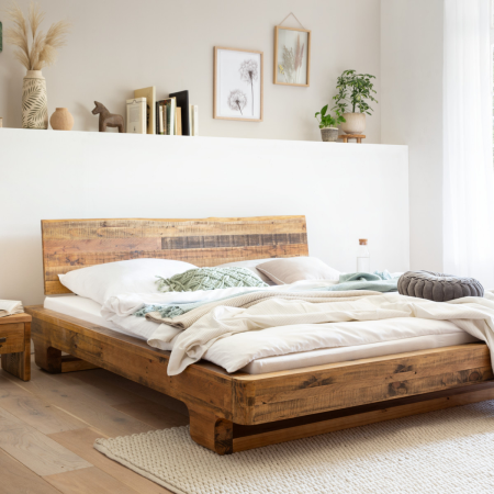 Kategorie-Banner "Schlafen" mit warmem Holzlook und beruhigenden Naturtönen, vermittelt modernes Schlafzimmer mit Bett und Nachtisch.