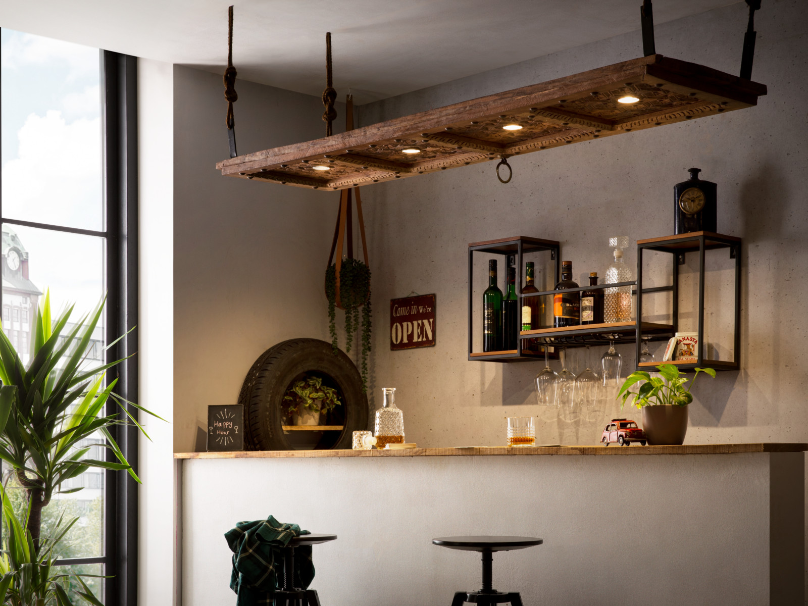 Loft-Feeling: massiver Holz-Esstisch im Industrie-Look mit schwarzem Metallgestell im Wohn-/Essbereich, natürliche Farbtöne.