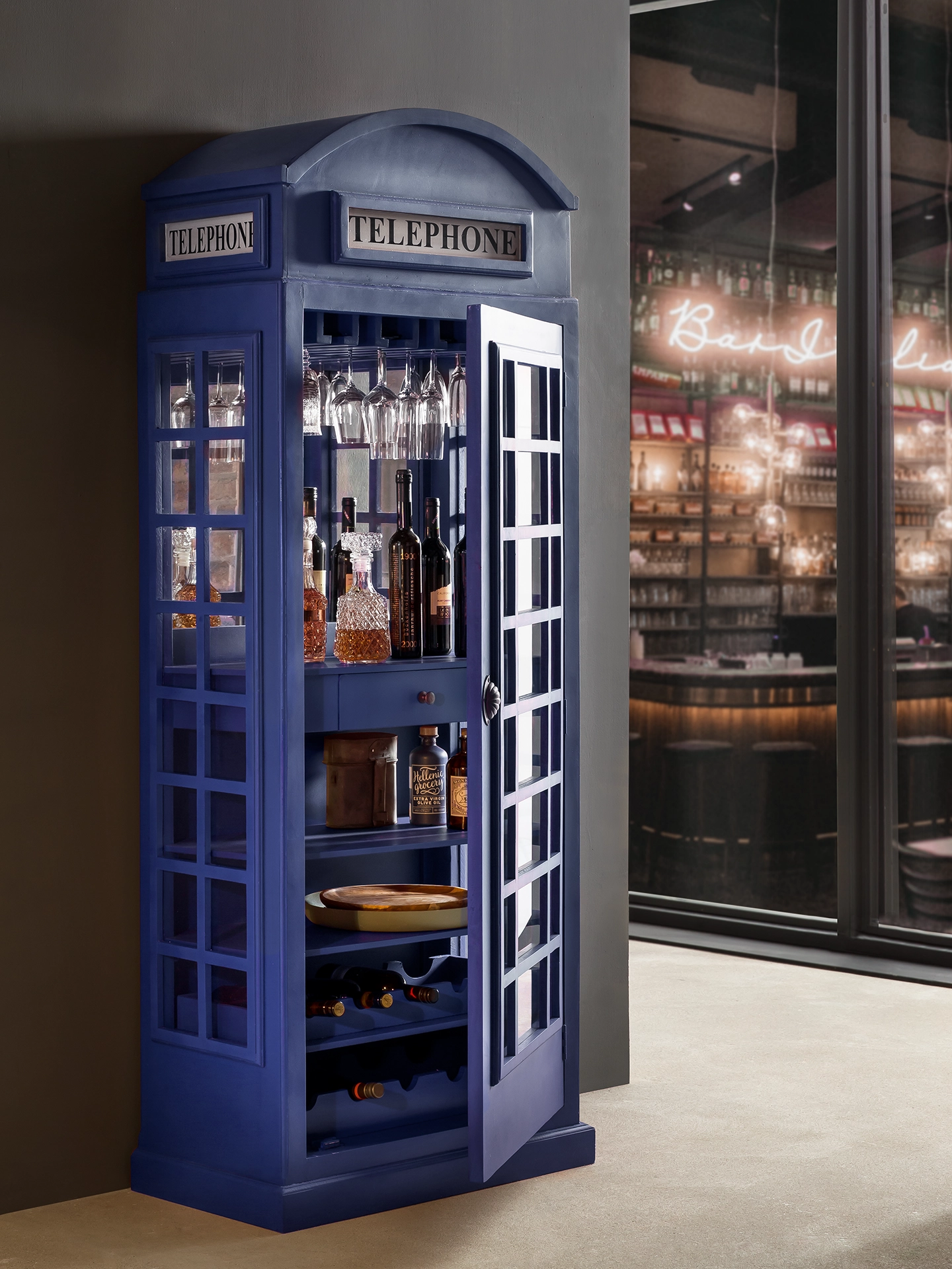 Blau lackierte Telefonzellen‑Bar mit Theke und Regalfächern im retro‑Stil, ideal als Barmöbel