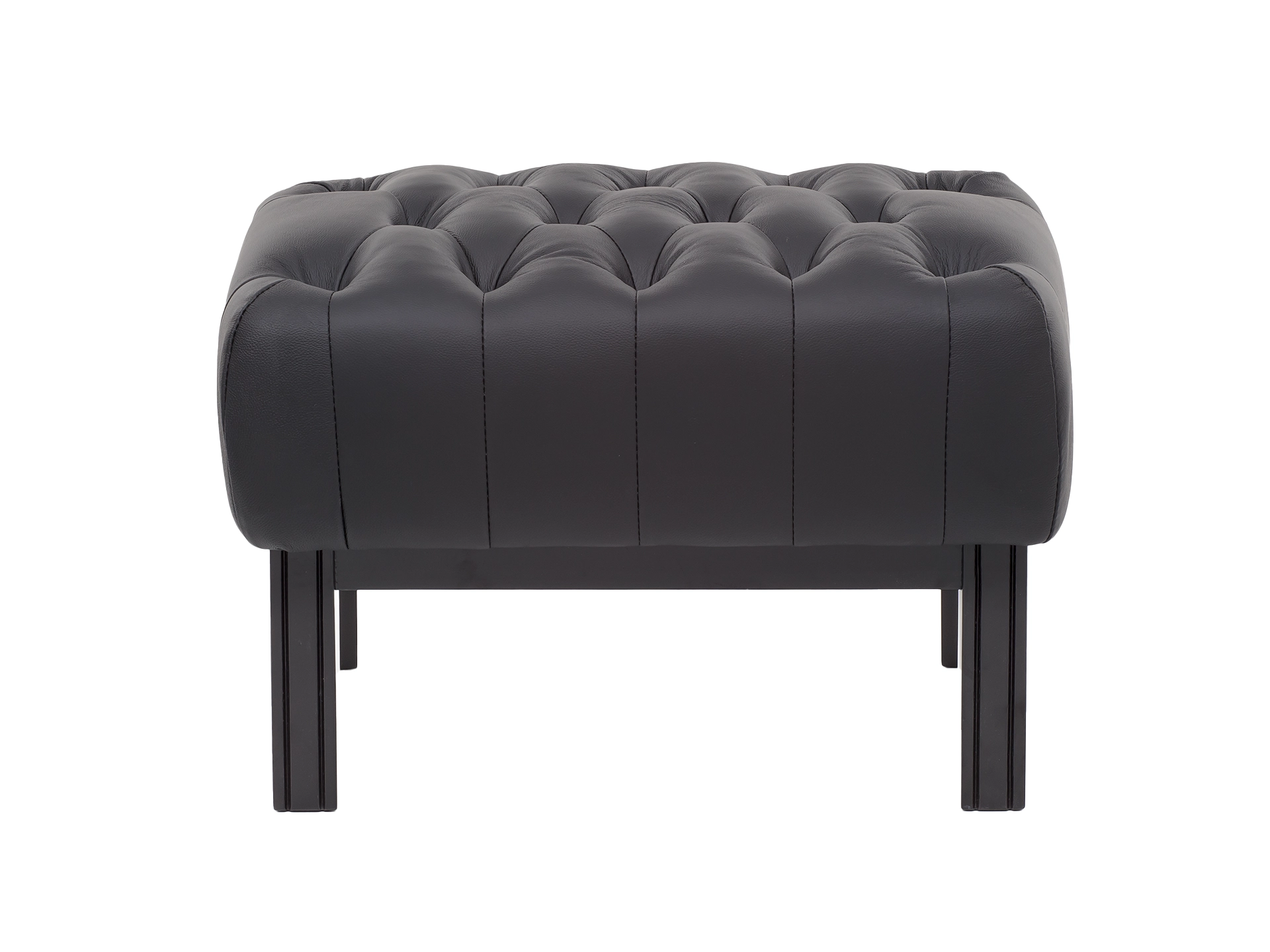 Hocker und Sitzbank aus massivem Holz mit sichtbarer Maserung, schlichtes skandinavisches Design in hellem Eichenholz vor neutralem Hintergrund.