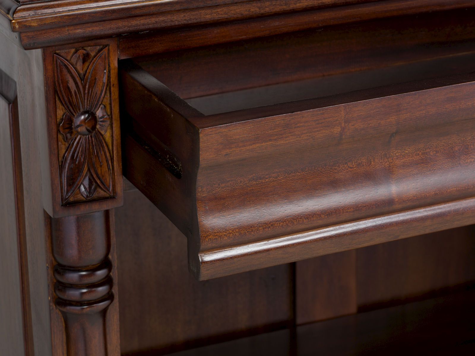 Detailbild (Freisteller): lackierte Mahagoni-Oberfläche und offene Schubladenfront des Bücherregals Cambridge II (85×120×36 cm)