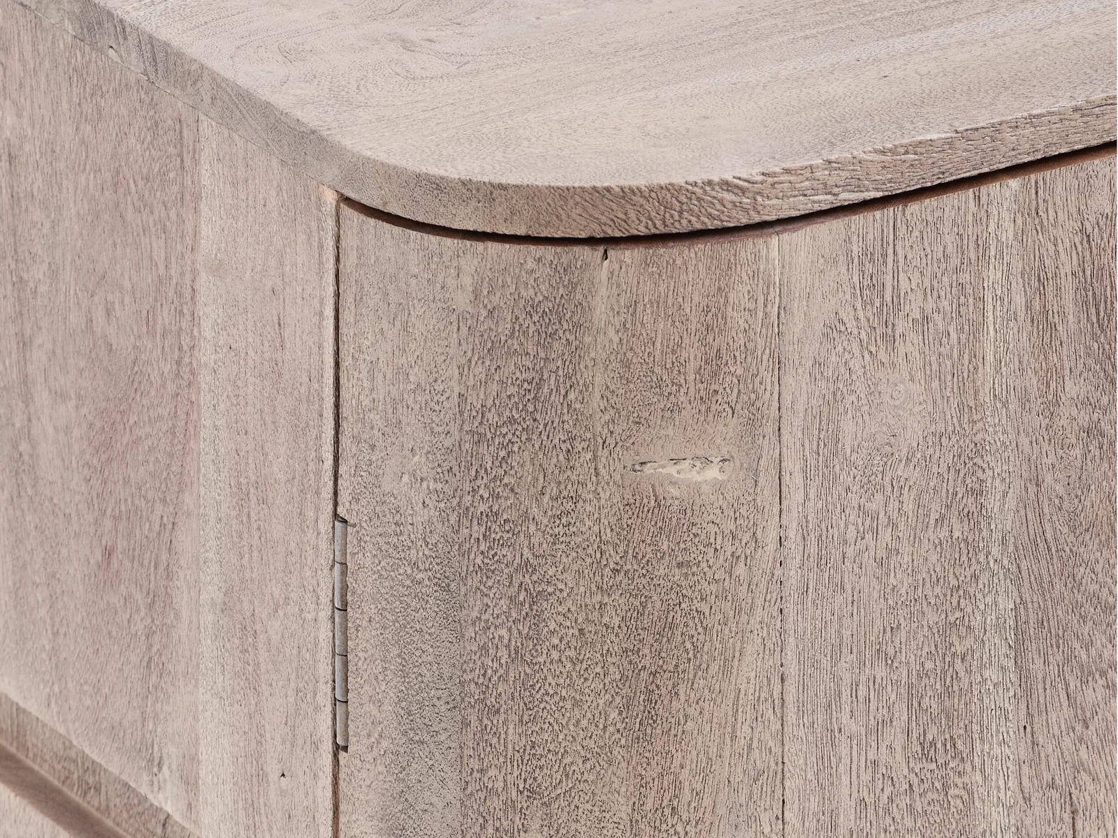 Detailansicht: Lowboard Kala aus Akazienholz, grau lackiert, mit Tür und Schubladenfront im rustikalen Holzdesign