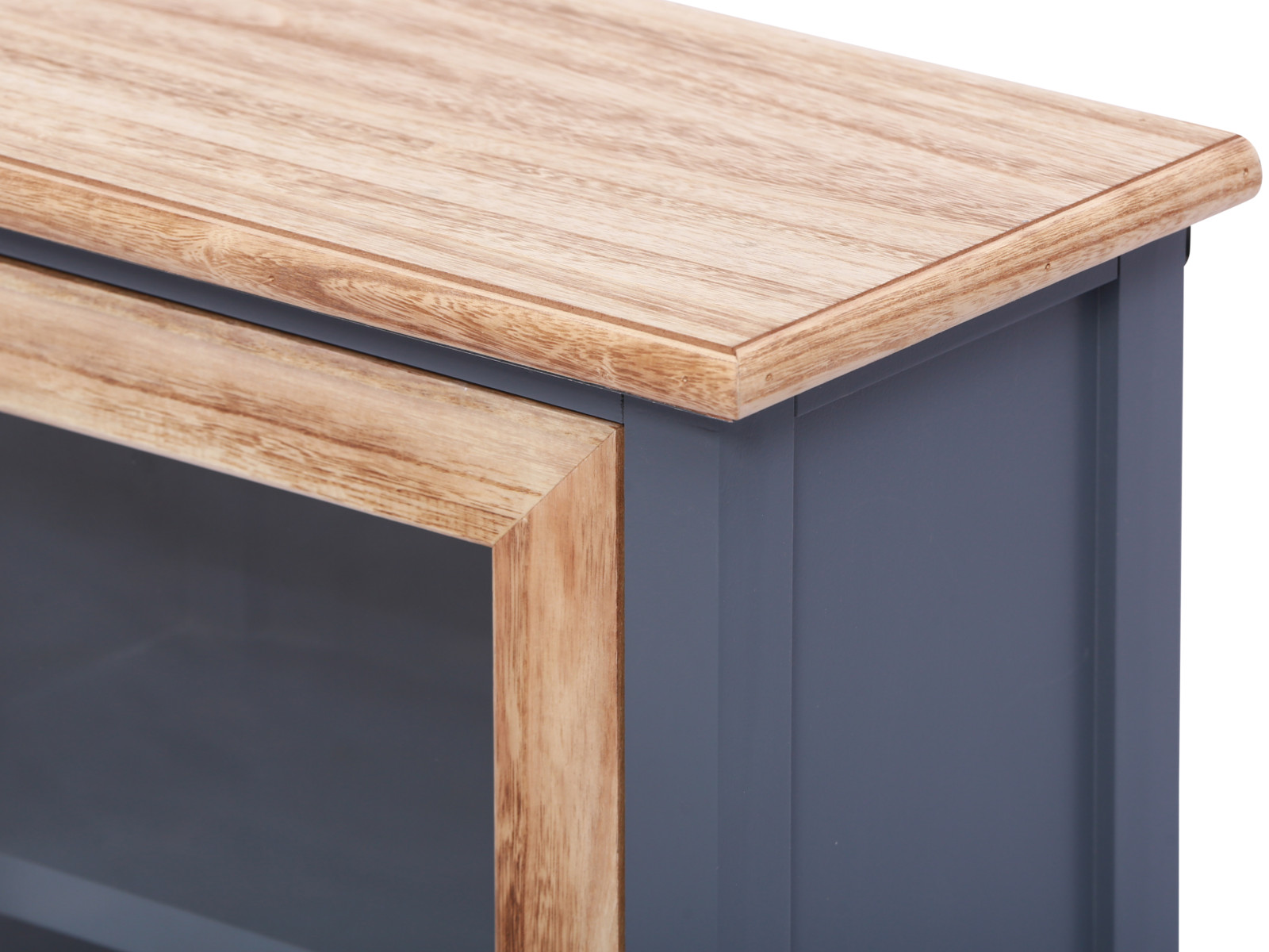 Bad Hängeschrank Kansas grau, 45°-Freisteller-Detailansicht der lackierten Paulownia/MDF-Holzoberfläche