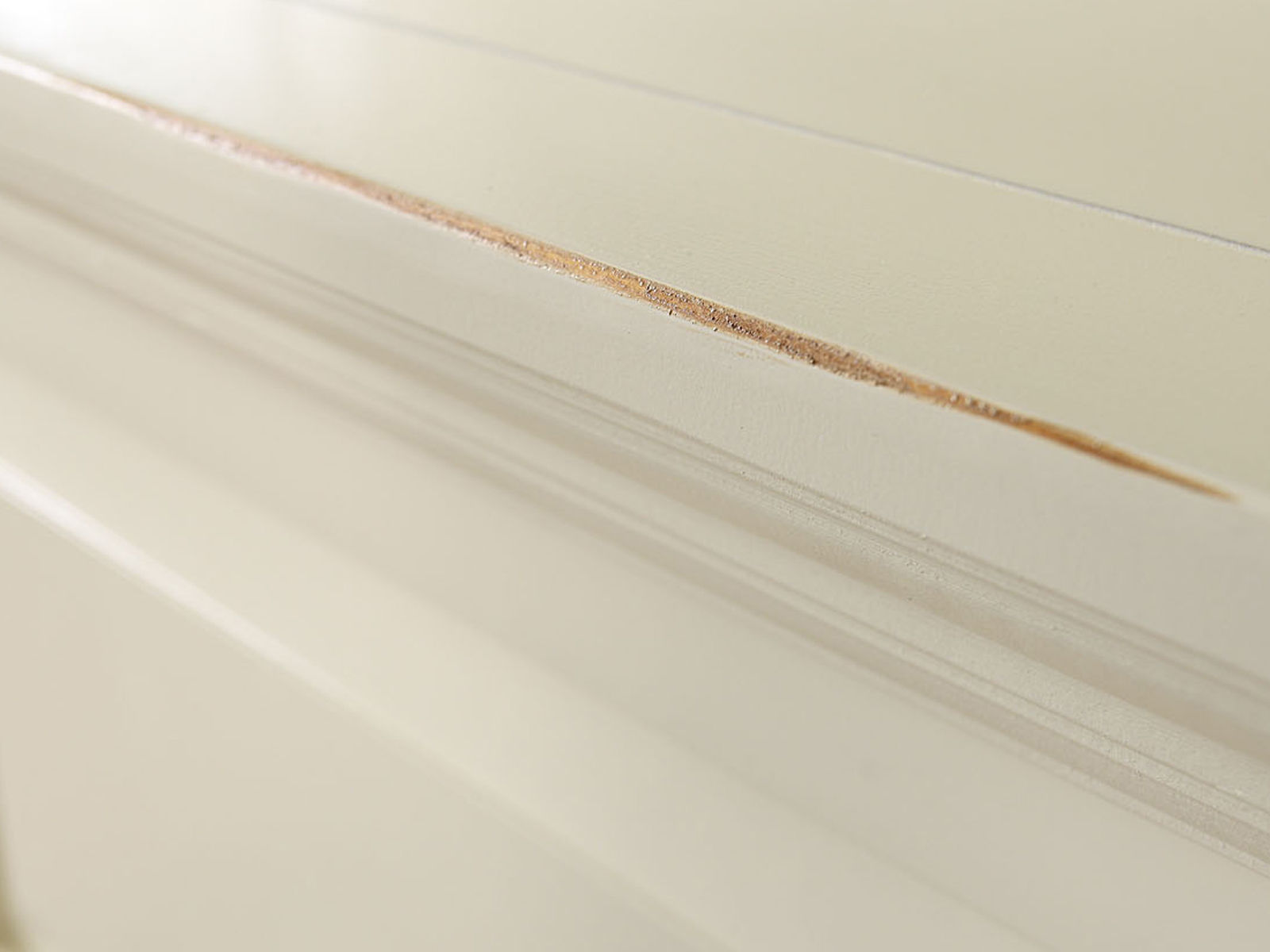 45°-Detailansicht lackierte Pinie-/MDF-Oberfläche der Kommode Catana weiß (Holzkante), freigestellt