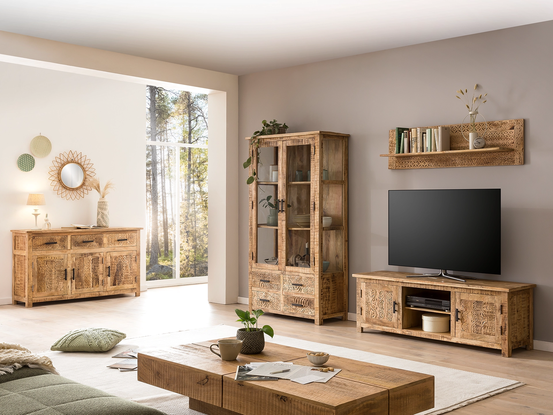 Ambienteaufnahme des Möbelstücks Mumbai aus Massivholz – modernes Wohn-Design, warme Holzoptik, stilvolle Deko