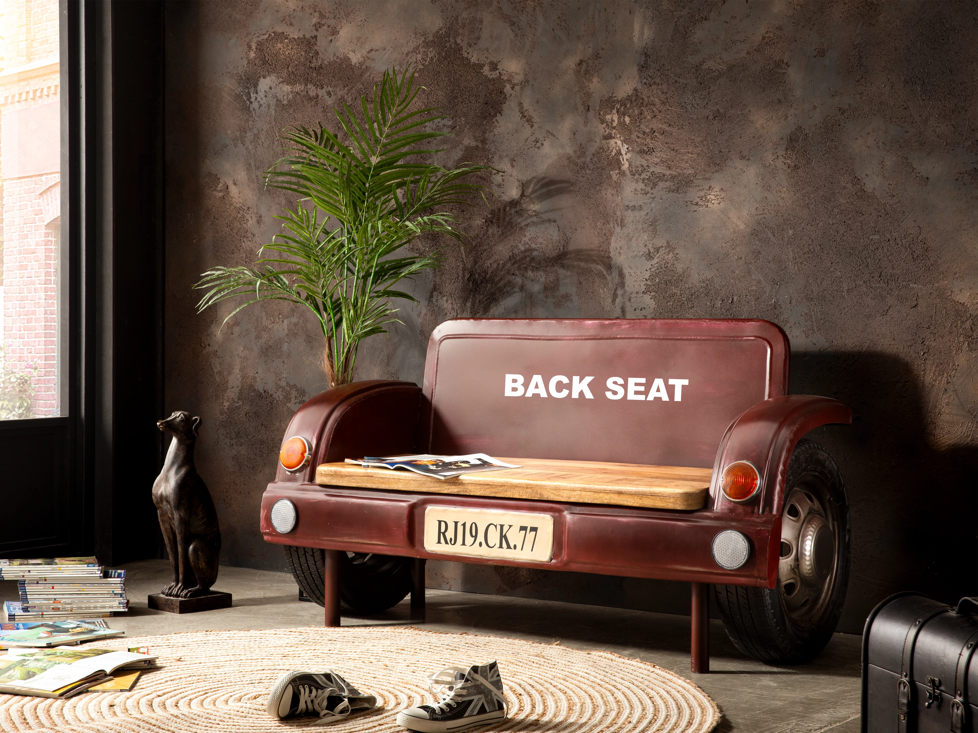 Auto-Rücksitzbank im dunklen Interieur mit Kopfstützen; gepflegte hintere Sitzreihe in moderner Optik, Detailansicht des Back Seat.