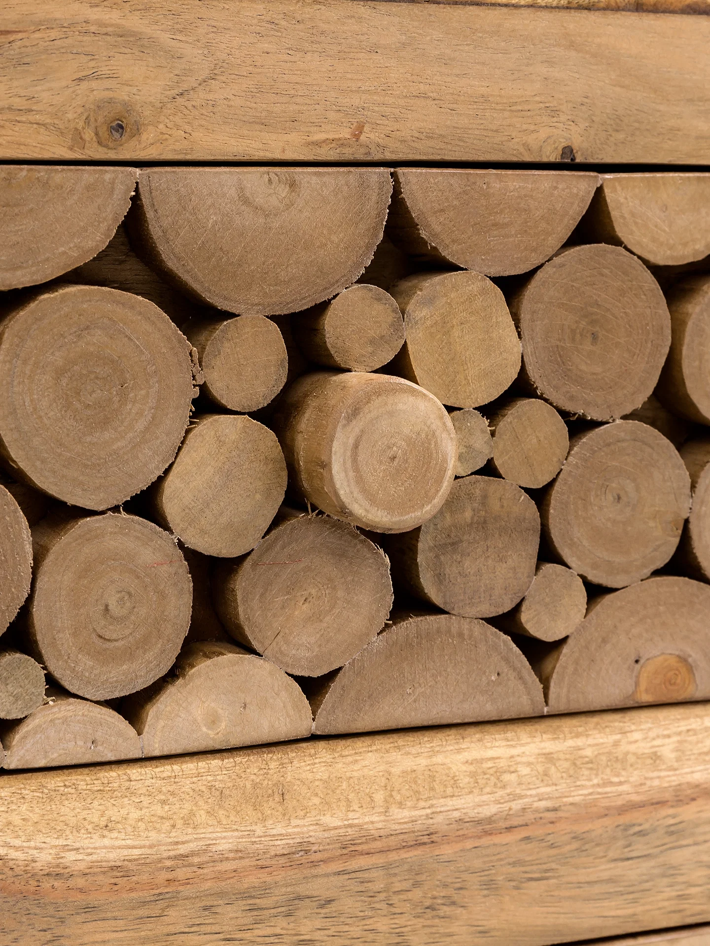 Akazienholz mit sichtbaren Holzquerschnitten und natürlicher Struktur