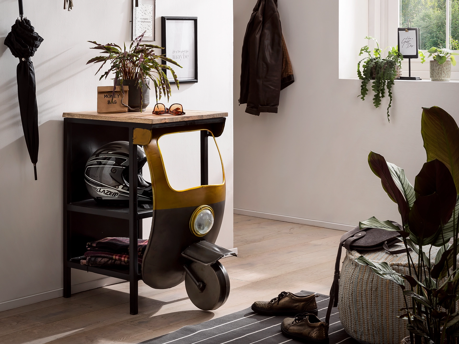 Ambienteaufnahme des TukTuk Möbelstücks aus Metall und Holz mit warmen Farbtönen und industriellem Stil im Wohnzimmer