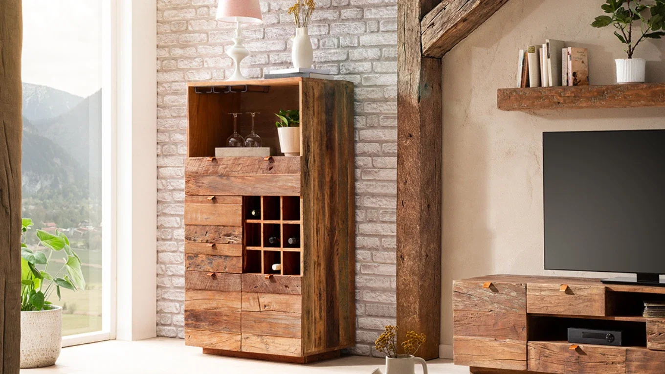 Highboard Oldwood aus Altholz mit offenem Fach, Schubladen und integriertem Weinregal in einem hellen Wohnraum