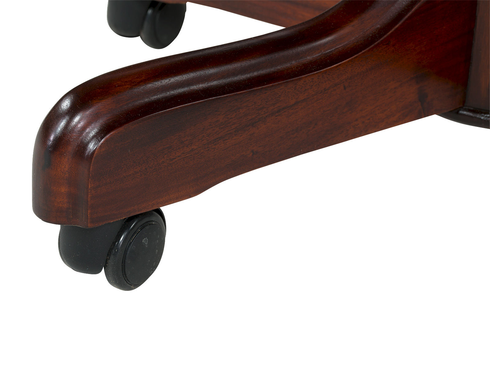 45°-Detailansicht des lackierten Mahagoni-Holz-Fußkreuzes mit Doppelrollen des Bürosessels Cambridge Echtleder grün 45°-Detailansicht des lackierten Mahagoni-Holz-Fußkreuzes mit Doppelrollen des Bürosessels Cambridge Echtleder grün