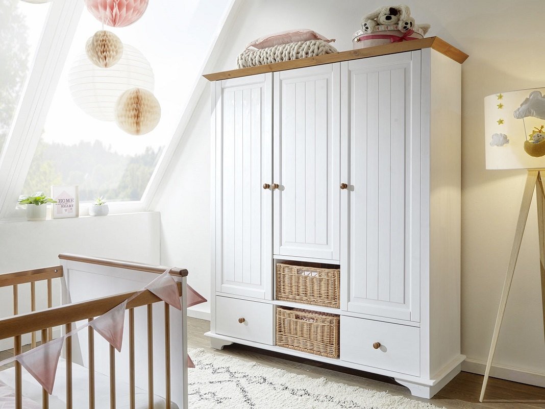 Kleiderschrank aus hellem Weichholz mit sichtbarer Holzmaserung, schlichtes Design und warmes Schlafzimmerambiente