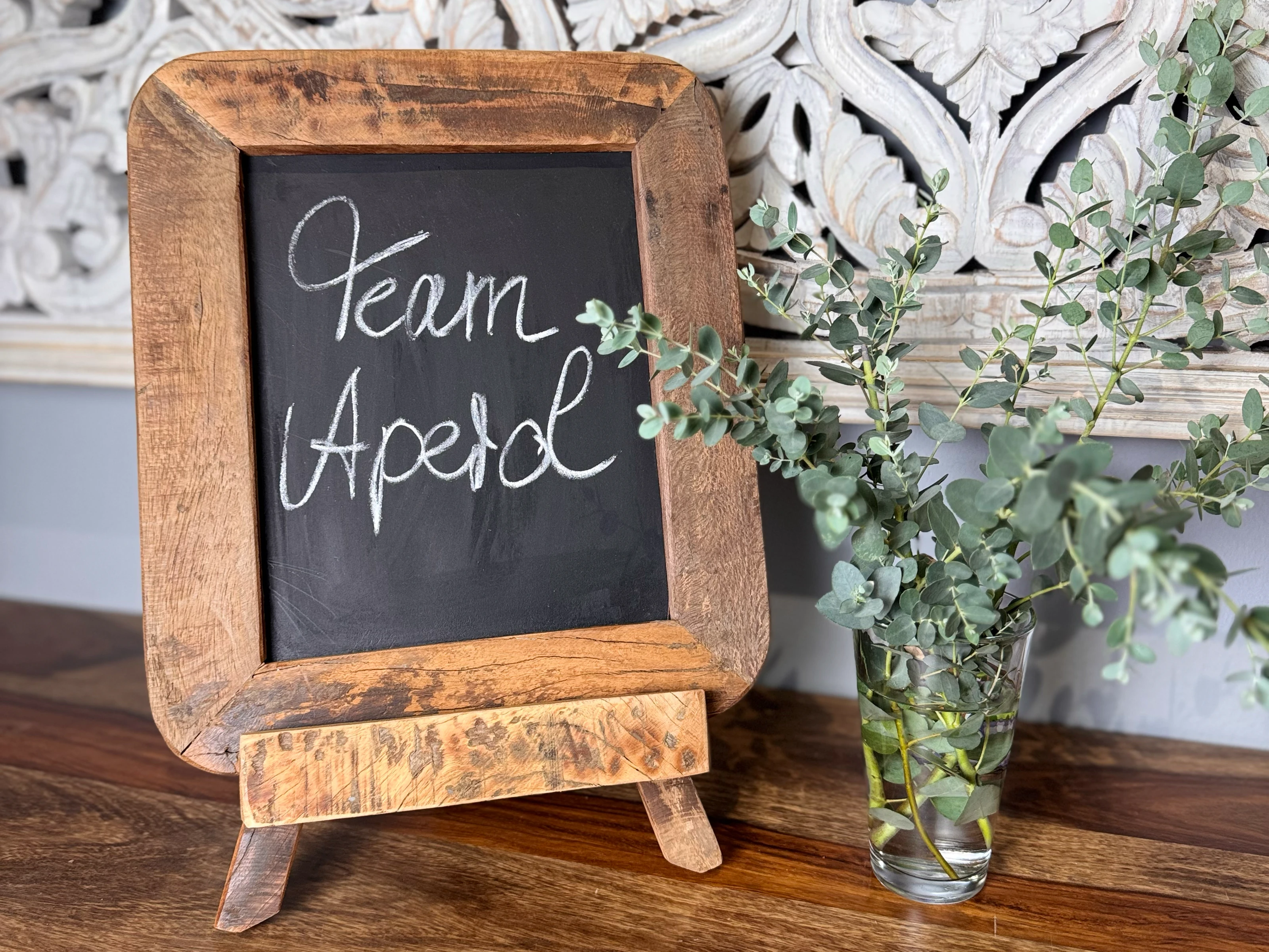 Ambienteaufnahme moderner Massivholz-Esstisch in warmem, minimalistischem Wohnraum mit Holzmaserung und neutralen Farben